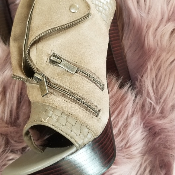 Shoes - Picture 6 of 8